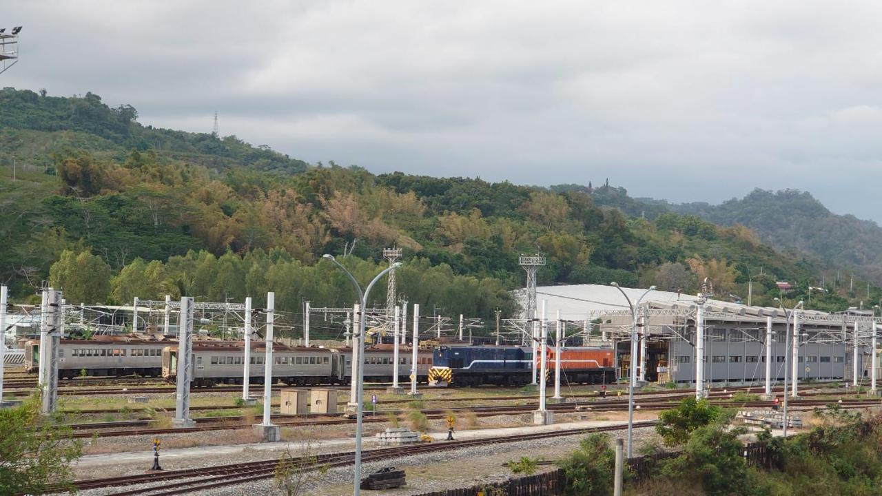 Hotel The Railroad Runs T'ai-tung Esterno foto