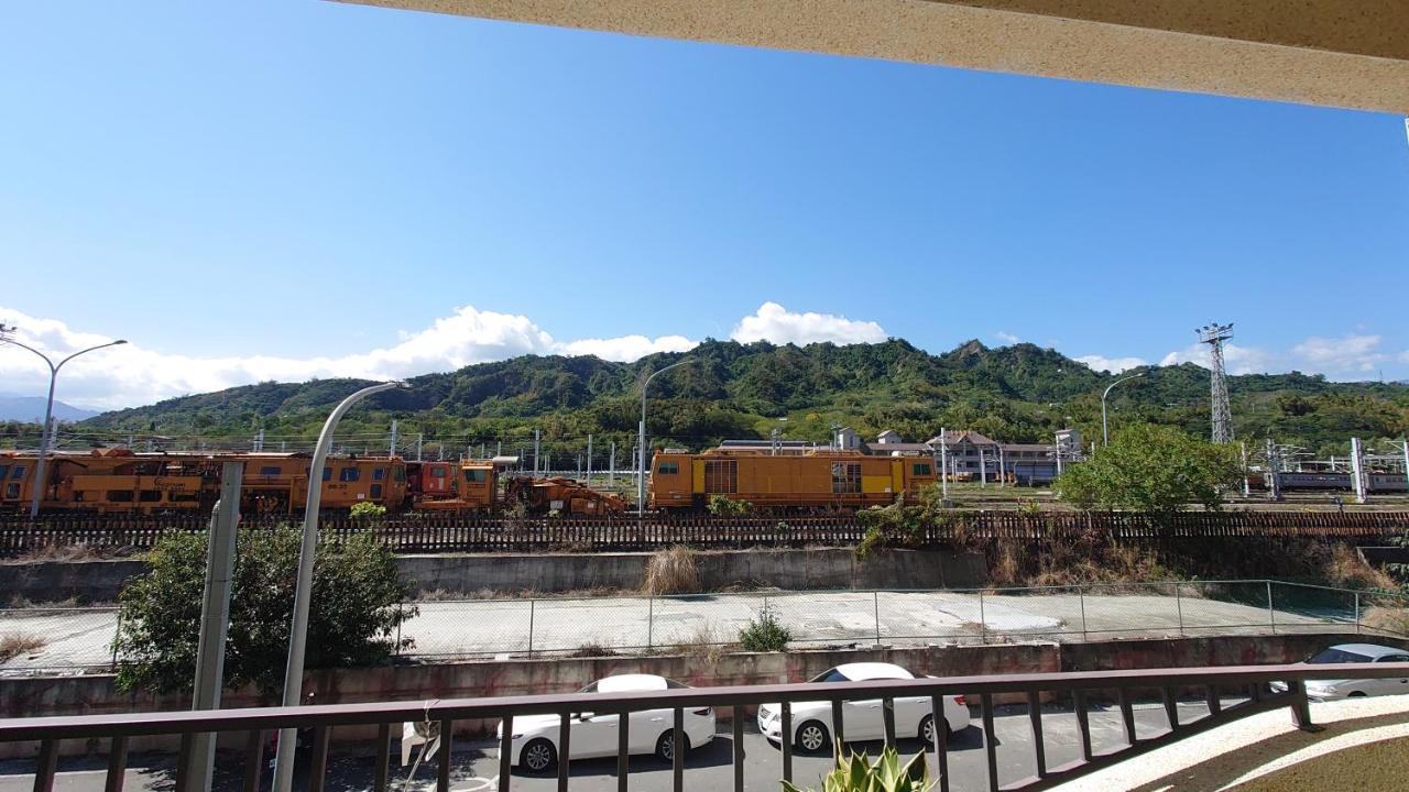 Hotel The Railroad Runs T'ai-tung Esterno foto
