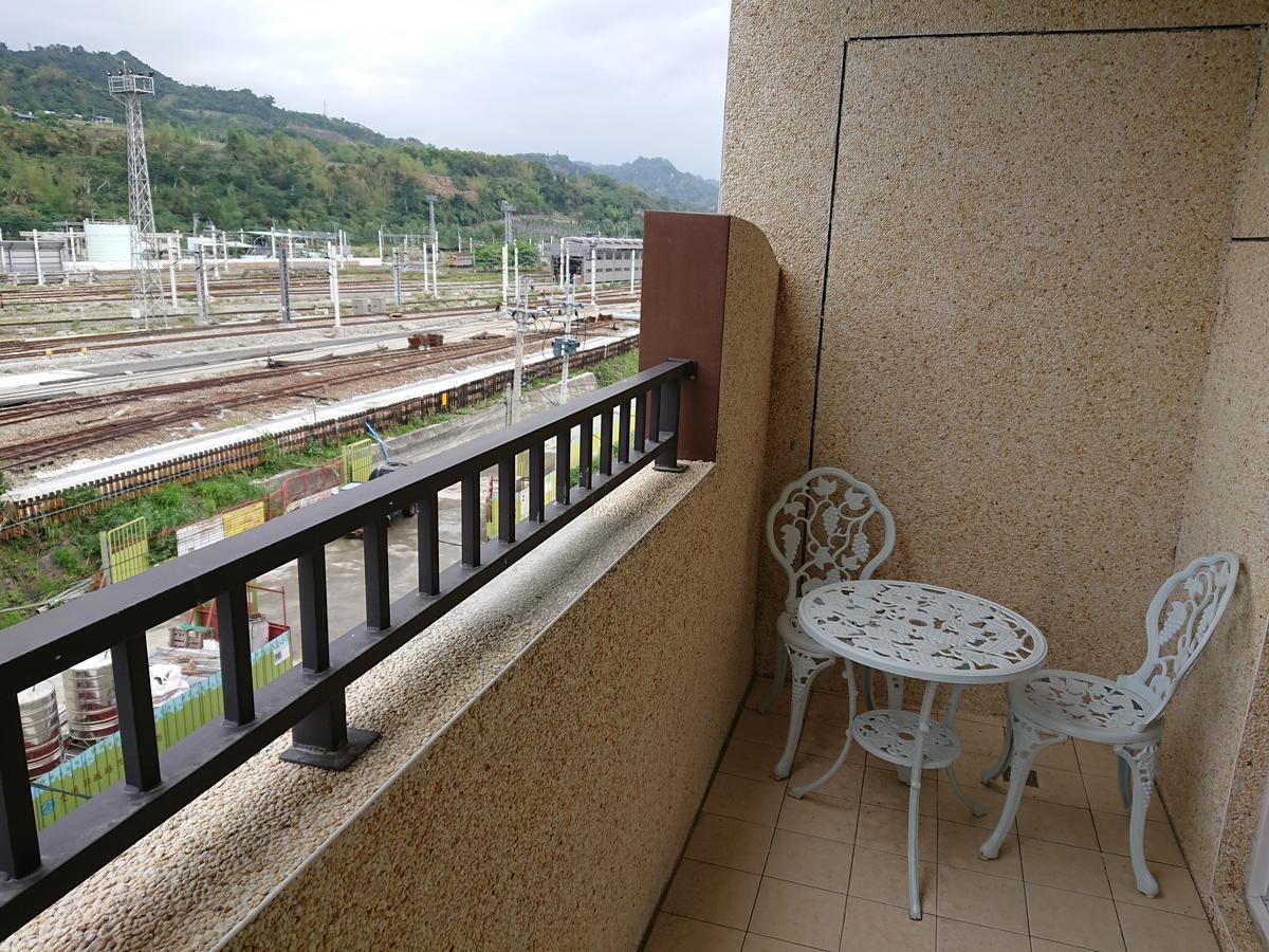 Hotel The Railroad Runs T'ai-tung Esterno foto